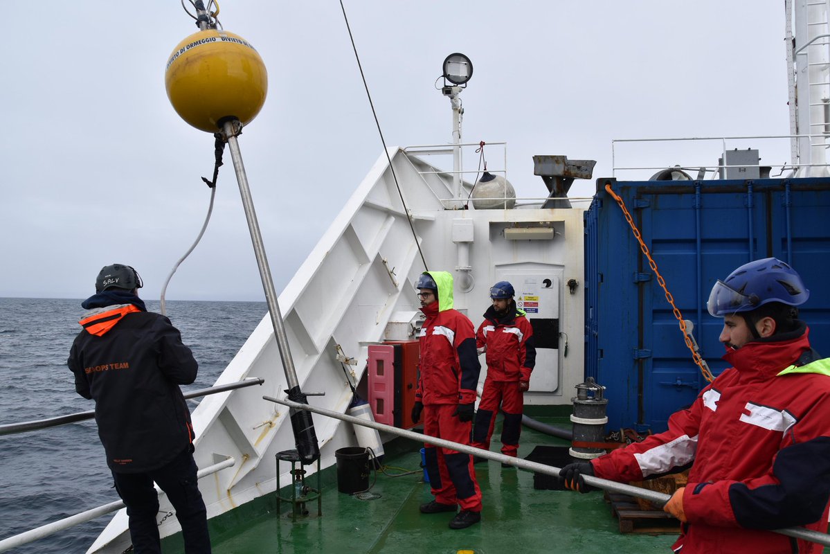 ItalianNavy's tweet image. #NaveAlliance si avvicina alla banchisa artica del mar di Groenlandia, nel cuore di un ambiente estremo e affascinante.
A bordo, l'equipaggio della #MarinaMilitare insieme ai ricercatori del @sto_cmre affrontano temperature polari e giornate senza tramonto per supportare…
