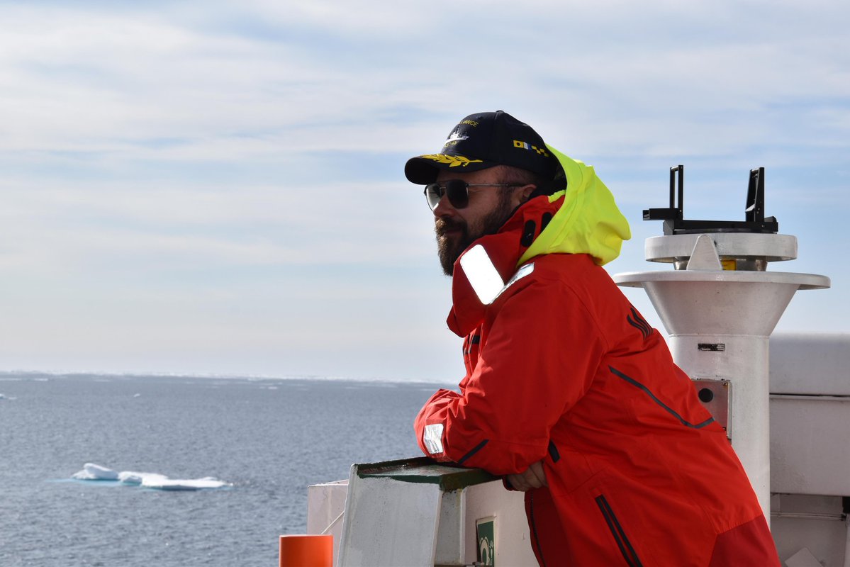 ItalianNavy's tweet image. #NaveAlliance si avvicina alla banchisa artica del mar di Groenlandia, nel cuore di un ambiente estremo e affascinante.
A bordo, l'equipaggio della #MarinaMilitare insieme ai ricercatori del @sto_cmre affrontano temperature polari e giornate senza tramonto per supportare…