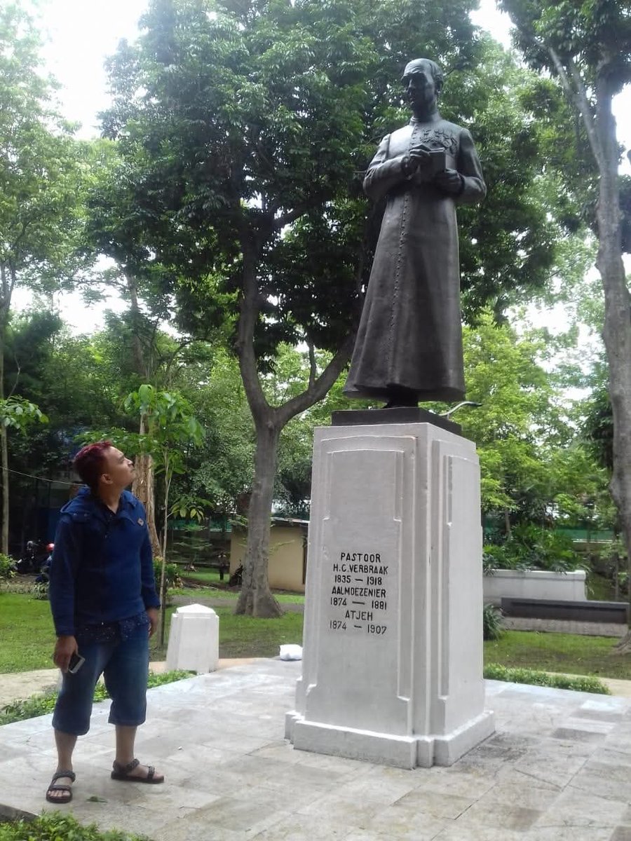 genksoekhan's tweet photo. Patung Pastor H.C.VERBRAAK
#Urbanlegend #bandung https://t.co/vd795o83Fi
