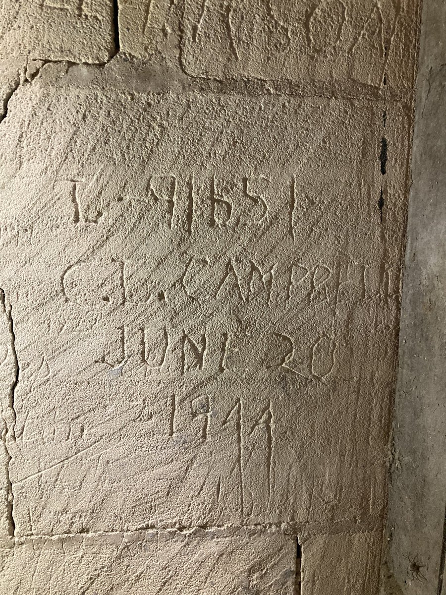 Dans un château occupé successivement par les Allemands, les Canadiens puis les Britanniques, quelques traces de passage demeurent .