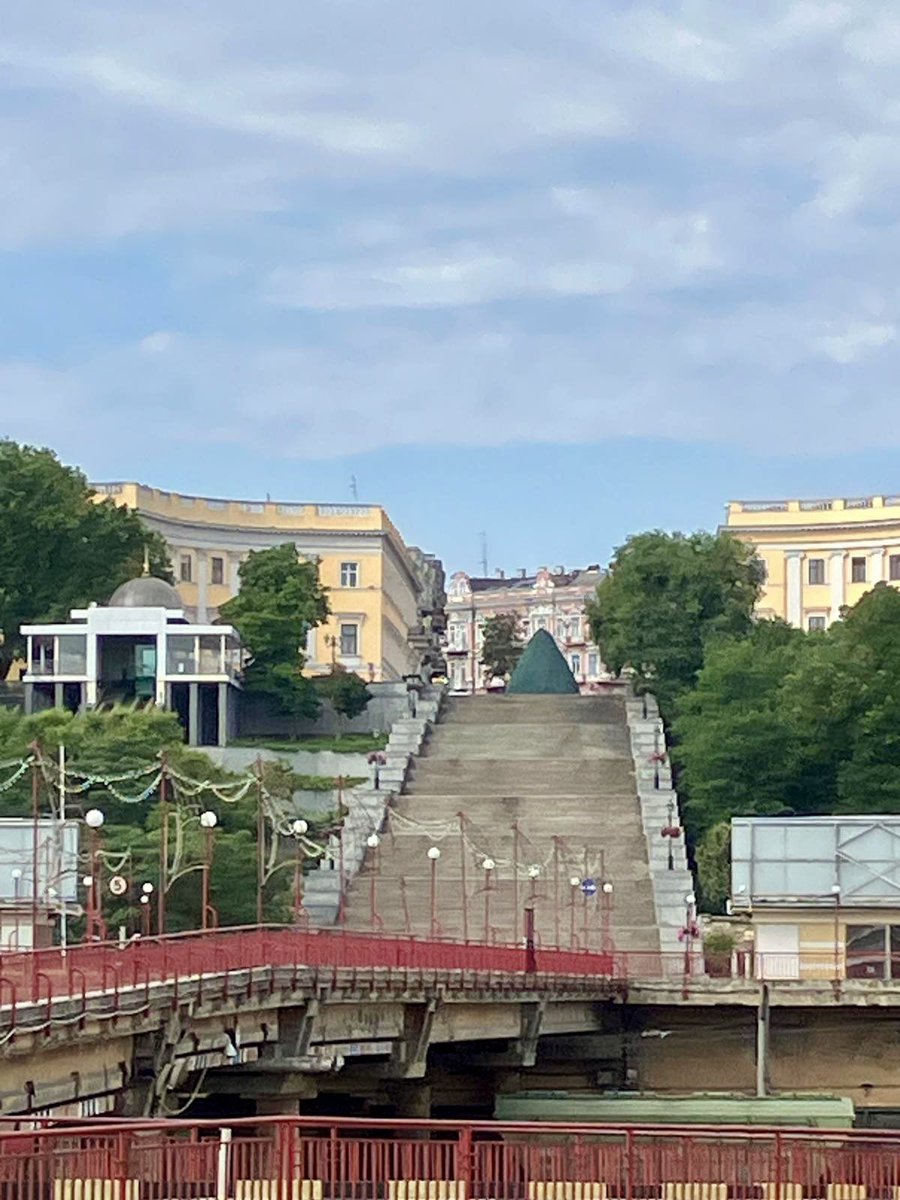 KBurgerDirven's tweet image. Goedemorgen Odesa🇺🇦! De stad is stil. Bijna geen mensen op de Potemkin trappen. Odesa’s binnenstad heeft grandeur, ook in de oorlog.
Vannacht een grote drone aanval op Odesa. Helaas met slachtoffers. Puur terreur. Waarom 50 dagen wachten met zware sancties? @POTUS @SecGenNATO