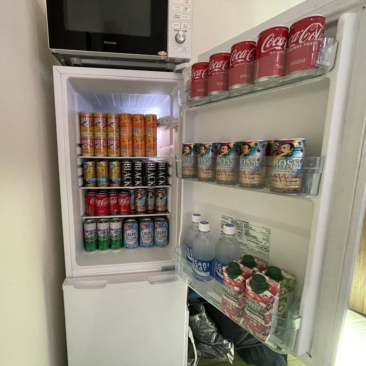 InadaHiroki_904's tweet image. ラインナップが豊富なうちの事務所の冷蔵庫。こんな暑い中、頑張ってくれてるうちの職人に感謝でしかない。帰ってきて飲めるように冷やしておきました!