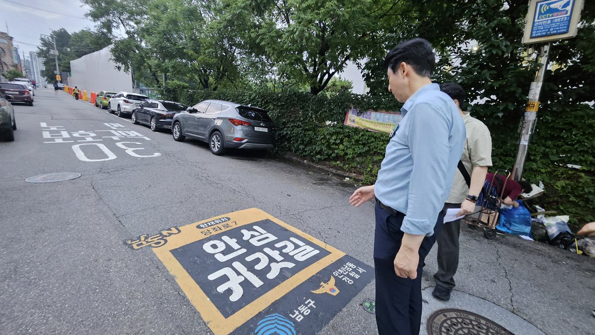 hoongihoongi's tweet image. &lt;이훈기의 금요일 동네
한 바퀴 69번째 - 구월2동&gt;
폭우로 인한 담장 붕괴현장을 찾았습니다.
구월2동 구석 구석을 누비며 민심을 듣고 민원도 받았습니다.
나라가 정상을 되찾아 가면서 국민들의 표정도 많이 밝아지셨습니다.