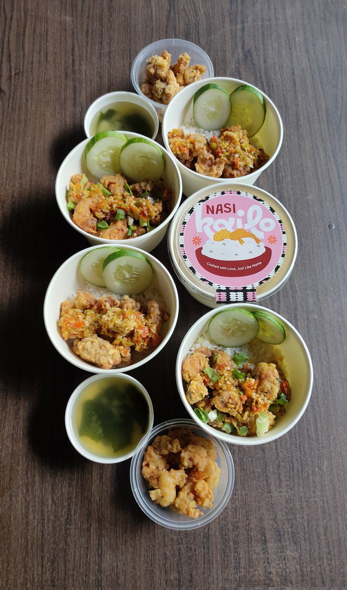 makuniang_9's tweet image. Hari ini udah tau mau makan apa belum?
π₯’ Nasi Kailo siap jadi penyelamat siang kamu:
βοΈ Udang/Ayam krispi
βοΈ Saus mentega gurih wangi
βοΈ Nasi hangat
βοΈ Sup miso anget
Lengkap! Enak! Gak pake lama!
π² Order sekarang di GoFood / ShopeeFood / WA yaa~
Link ada di bio π
#kuliner