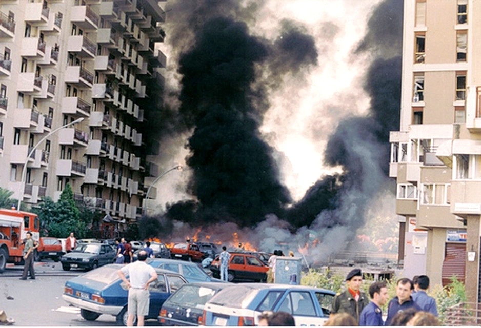 #19luglio 1992 in via D’Amelio a Palermo un’altra esplosione scuote la città e l'Italia intera. Perdono la vita il giudice Paolo #Borsellino e i poliziotti Agostino Catalano, Emanuela Loi, Claudio Traina, Vincenzo Fabio Li Muli e Walter Eddie Cosina.
#pernondimenticare