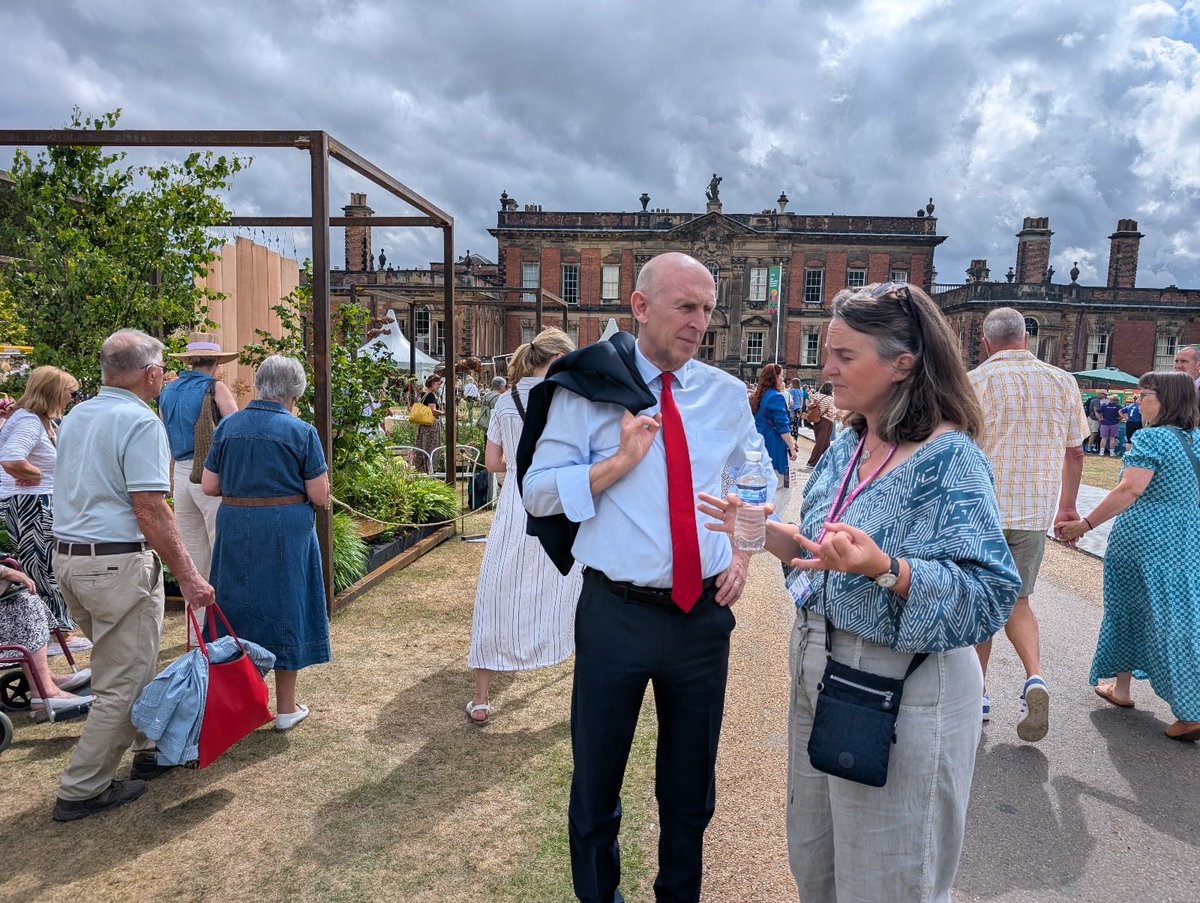 JohnHealey_MP's tweet image. Community gardeners, northern flower farmers and international horticultural experts all together. One show. Unique blend of blooms …2/5