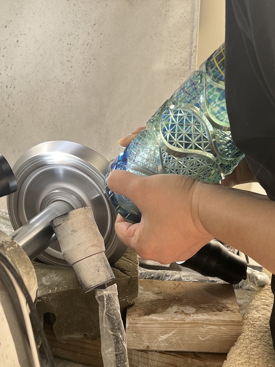 精密な工芸品って平和の象徴なのね。脈々と受け継がれてきた技術をさらにより良いものに向上していこうって、平和な世の中が続かないと出来ないんです。一度途絶えてしまったら復興はかなり難しい。