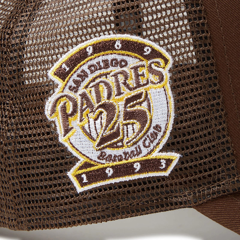DISSIDENT_OSAKA's tweet image. ＼7月19日(土)入荷／

NEWERA（ニューエラ）“9FORTY A-Frame トラッカー MLB Side Patch”

dissident1.com/product-list?k…

ライトサイドにワールドシリーズやオールスターゲームのサイドパッチを配したコレクション。

9FORTYをベースに、フロント部分を1枚パネルにして上部をつまんだ独特のシルエット。