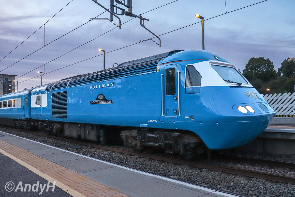 holtona72's tweet photo. #HighSpeedSaturday The immaculate @LocoServicesGrp #MidlandPullman #HST called at Kettering at sunset last night. The returning 'Yorkshire Coast Pullman' from York &amp; Scarborough, 43050 'Loch Morar' leading 1Z76 Scarborough to St.Albans City, 43055 on the rear. #LSL #MML 18/7/25 https://t.co/akhcA3I0oC