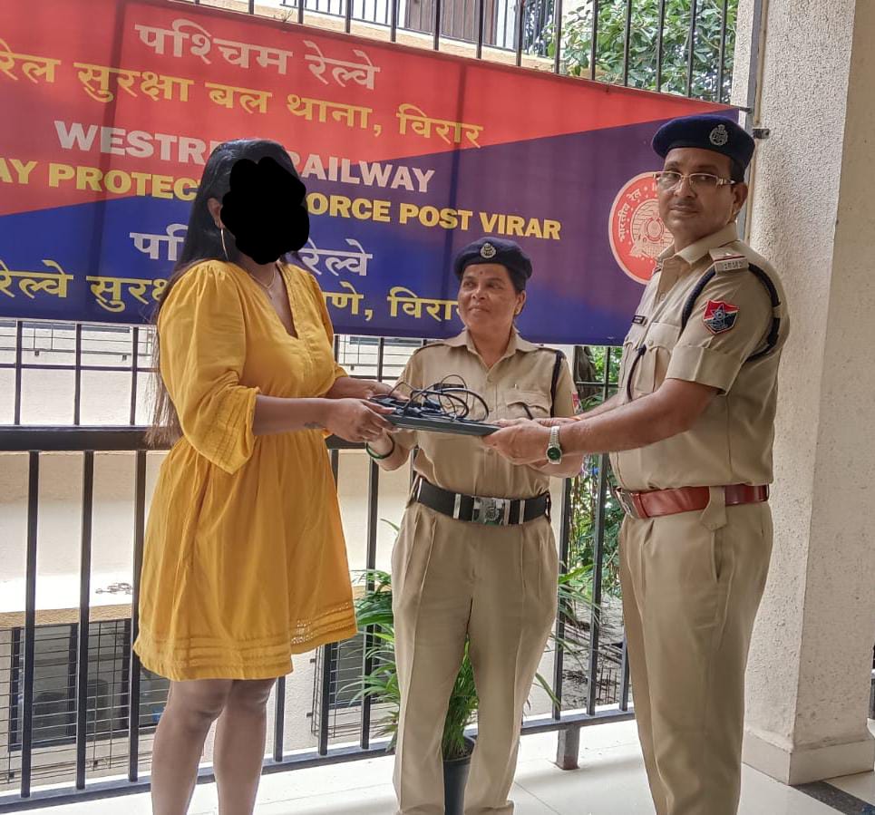 mukesht37's tweet photo. विरार,मुंबई : विरार RPF ने 19 जुलाई को एक महिला यात्री का खोया हुआ ₹36,000 का लैपटॉप स���रक्षित लौटाकर ईमानदारी और सतर्कता की मिसाल पेश की। गश्त के दौरान प्लेटफॉर्म 3 पर मिला बैग RPF कार्यालय लाया गया। पहचान पुष्टि के बाद सामान यात्री कीर्ति उपाध्याय को सौंपा गया। यात्री ने RPF की तत्परता की सराहना की। उक्त कार्रवाई का नेतृत्व विरार आरपीएफ के अतिरिक्त कार्यभार संभाले विनित कुमार ने की है।