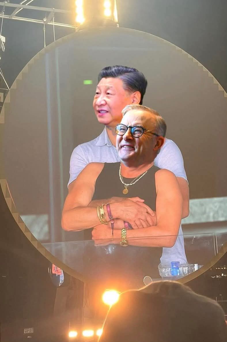 actualAlexJames's tweet image. 🚨Head of CCP HR department caught with Xi Jinping!