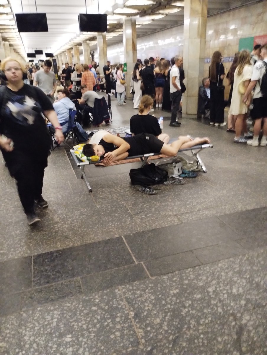 Kiev'de halk, artan hava saldırıları nedeniyle, tıpkı 3 yıl önceki gibi, geceyi sığınaklarda geçirmeye başladı. Dün akşam Kiev'in metro istasyonlarından birkaç kare.. #ukrayna