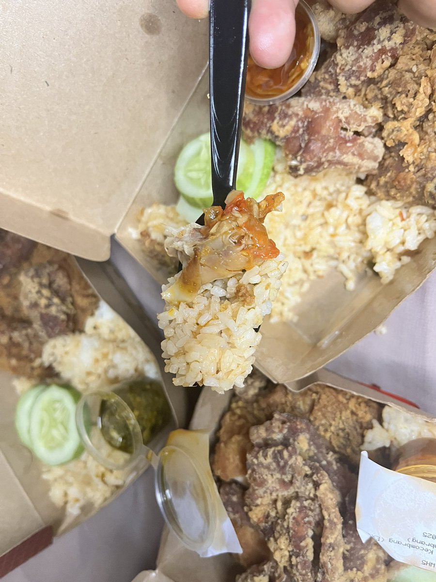 Adhan_ran's tweet image. Makan Ayam Koplo tuh... gak cukup sekali suap! 🍗🔥

🍗 Ayamnya super crunchy, langsung krakkk! gurihnya niat!
🌺 Kecombrang: wangi bunga, tapi pedesnya nusuk batin 💐😵
🌶️ Korek Jontor: pedesnya gak sopan, bibir ikutan ngambek 🫦
🟢 Hijau: awalnya lembut... terus diem-diem…