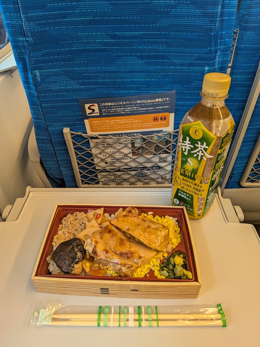 Tdd168_3009's tweet photo. 急遽、水脈ちゃんの応援に向かったのでお昼を食べれなかった…
ということで車窓食堂✨
#車窓食堂
#JRCP
#東海道新幹線 https://t.co/4CA5OttZXa
