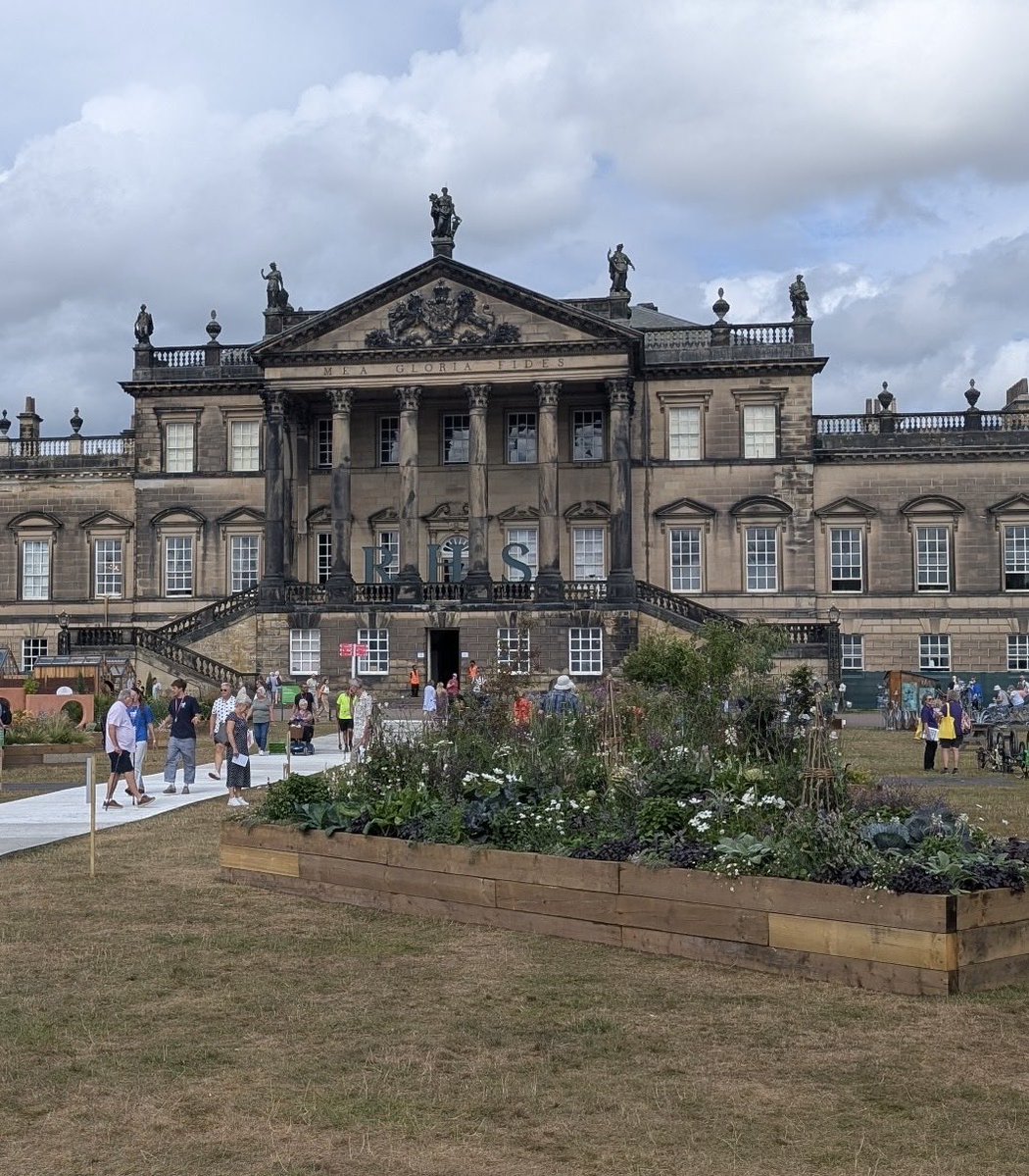 JohnHealey_MP's tweet image. Something for everyone. Talks, demonstrations, family trails, show gardens, floral marquees, hands-on kids activities, florists, artisan stalls and local Yorkshire food and drink! …3/5