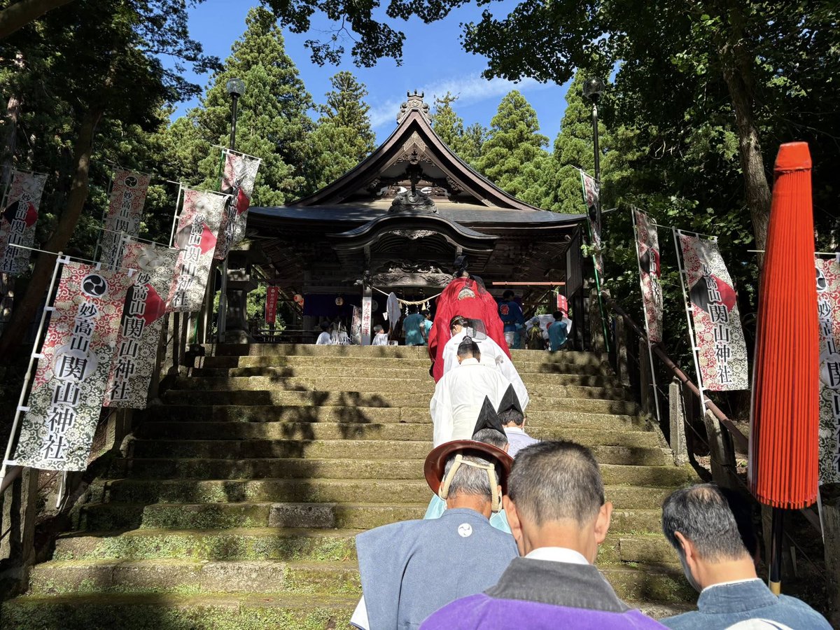 umetani_m's tweet image. 「関山神社火祭り」に参列させて頂きました📷
妙高山信仰から生まれた関山神社の火祭りは、1300年を超える歴史と伝統を誇る、地域にとってかけがえのない神事📷
このような尊い機会に立ち合わせて頂いたことに、心から感謝です📷