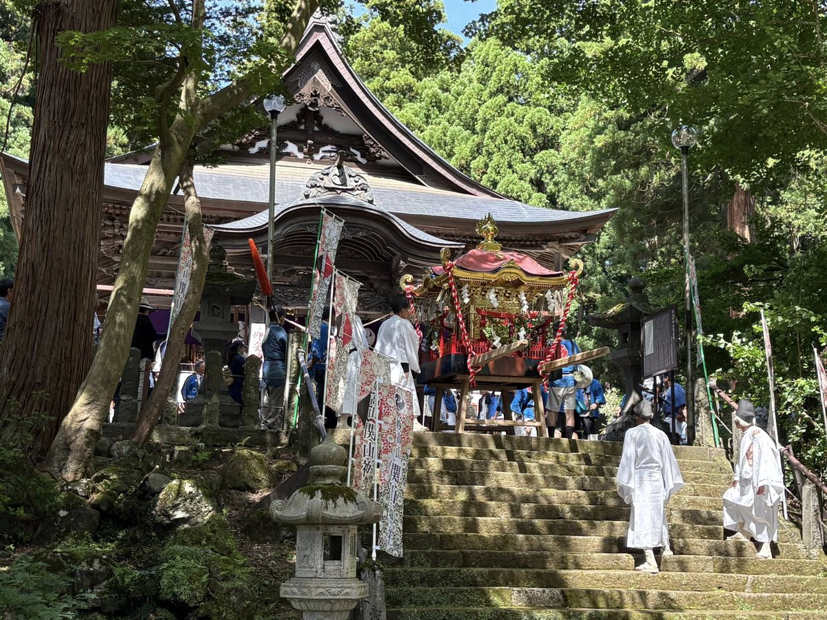 umetani_m's tweet image. 「関山神社火祭り」に参列させて頂きました📷
妙高山信仰から生まれた関山神社の火祭りは、1300年を超える歴史と伝統を誇る、地域にとってかけがえのない神事📷
このような尊い機会に立ち合わせて頂いたことに、心から感謝です📷