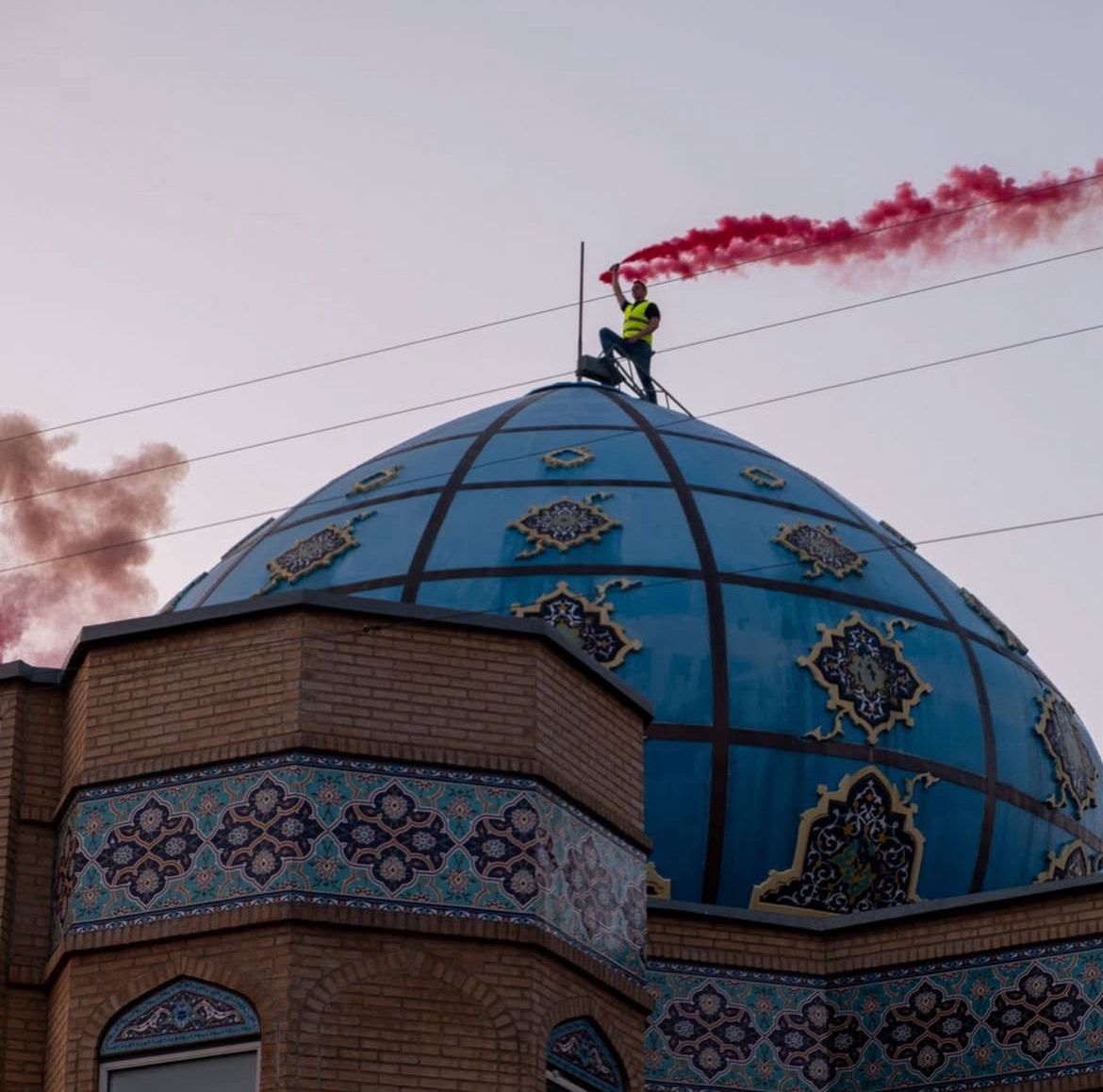 moshtaghi1987's tweet image. نژادپرستان دانمارکی اینطور وحشیانه به مسجد امام علی(ع)، بزرگترین مسجد و مرکز فرهنگی شیعی در کپنهاگ یورش برده و جسارت میکنند! فرض کنید چنین عملی در ایران، ترکیه، کویت یا مالزی علیه یک مرکز مسیحی رخ میداد، مدعیان تمدن وحقوق بشر و میراثداران وایکینگها چه غوغائی به پا میکردند!