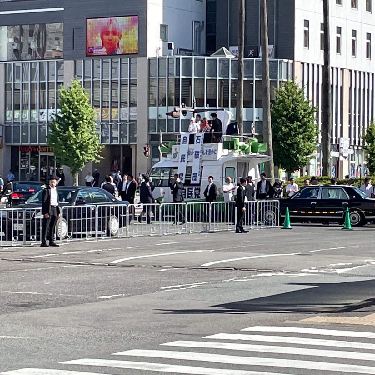 徳島駅前に石破総裁来とる