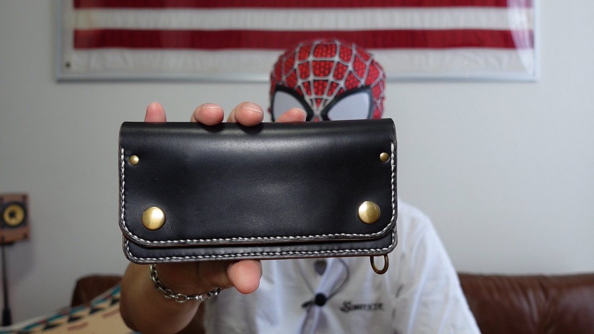 vlog_51's tweet photo. 今夜20時配信！
51Vlog今回は⁈
「悩んで…迷って…Tracker Wallet」です！
半年以上悩んで買いました（笑）
#trackerwallet
#トラッカーウォレット
#magukingfactory 
#マグキングファクトリー 
#アメカジ
#小物
#ファッション
#youtube https://t.co/fcnFR8icrY
