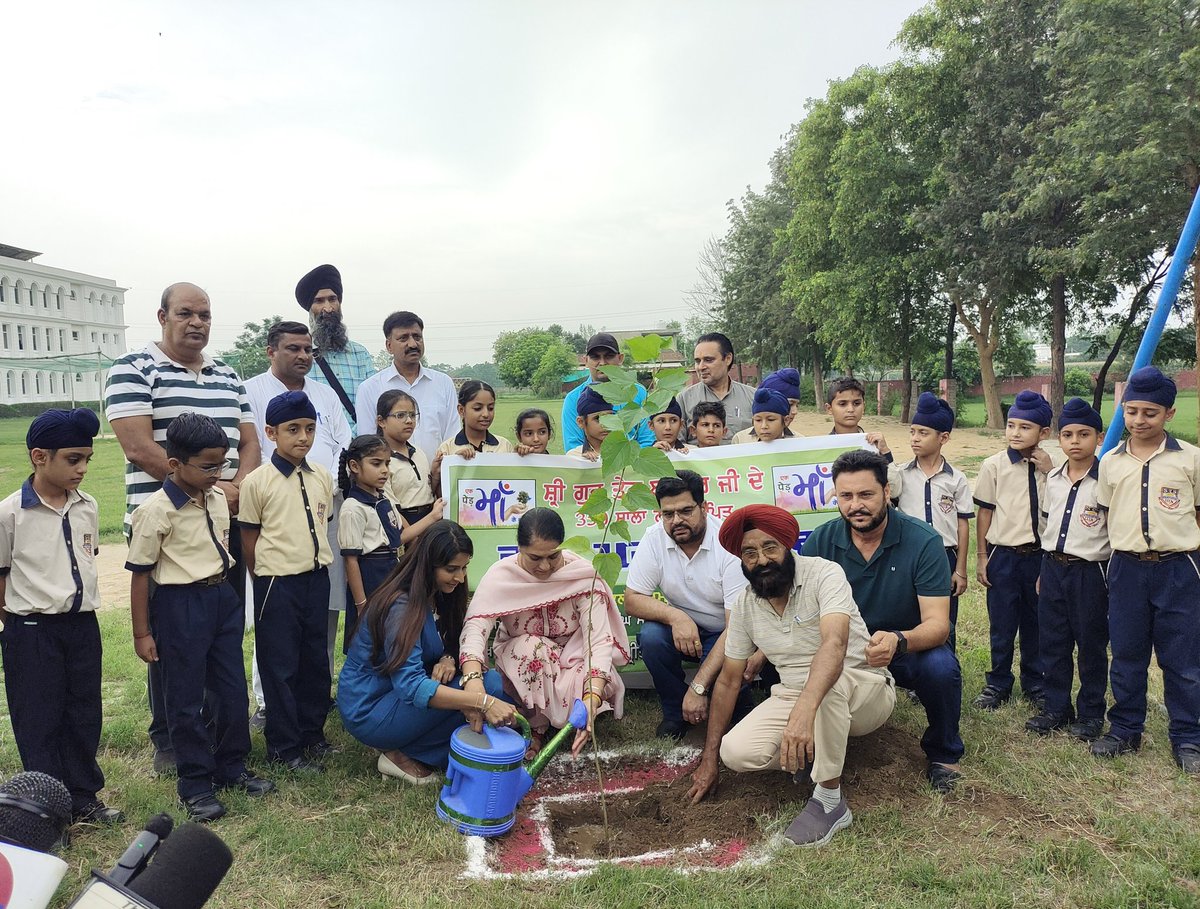 Randhawa_INC's tweet image. वन महोत्सव के मौके पर प्रैस क्लब और डीएफओ के सहयोग से  एसआरएस विद्यापीठ स्कूल समाना में फलदार और छायदार बूटे लगाकर समाना को हरा भरा बनाने का प्रण लिया। मैने अपने विधान सभा क्षेत्र में किसी भी व्यक्ति को मुफ्त फलदार बूटे बांटने का वायदा दिया। #SaveTrees @RahulGandhi @LambaAlka
