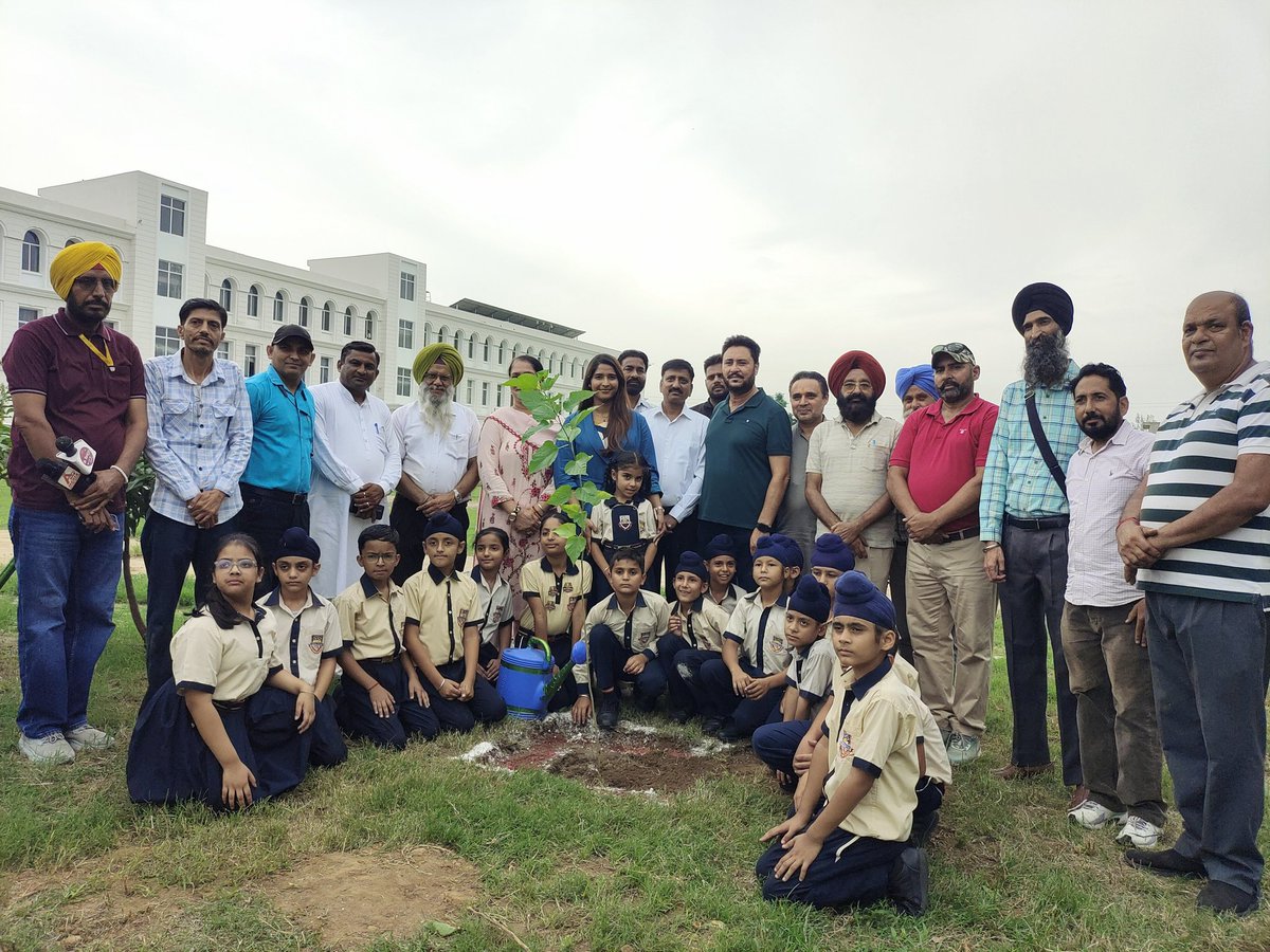 Randhawa_INC's tweet image. वन महोत्सव के मौके पर प्रैस क्लब और डीएफओ के सहयोग से  एसआरएस विद्यापीठ स्कूल समाना में फलदार और छायदार बूटे लगाकर समाना को हरा भरा बनाने का प्रण लिया। मैने अपने विधान सभा क्षेत्र में किसी भी व्यक्ति को मुफ्त फलदार बूटे बांटने का वायदा दिया। #SaveTrees @RahulGandhi @LambaAlka