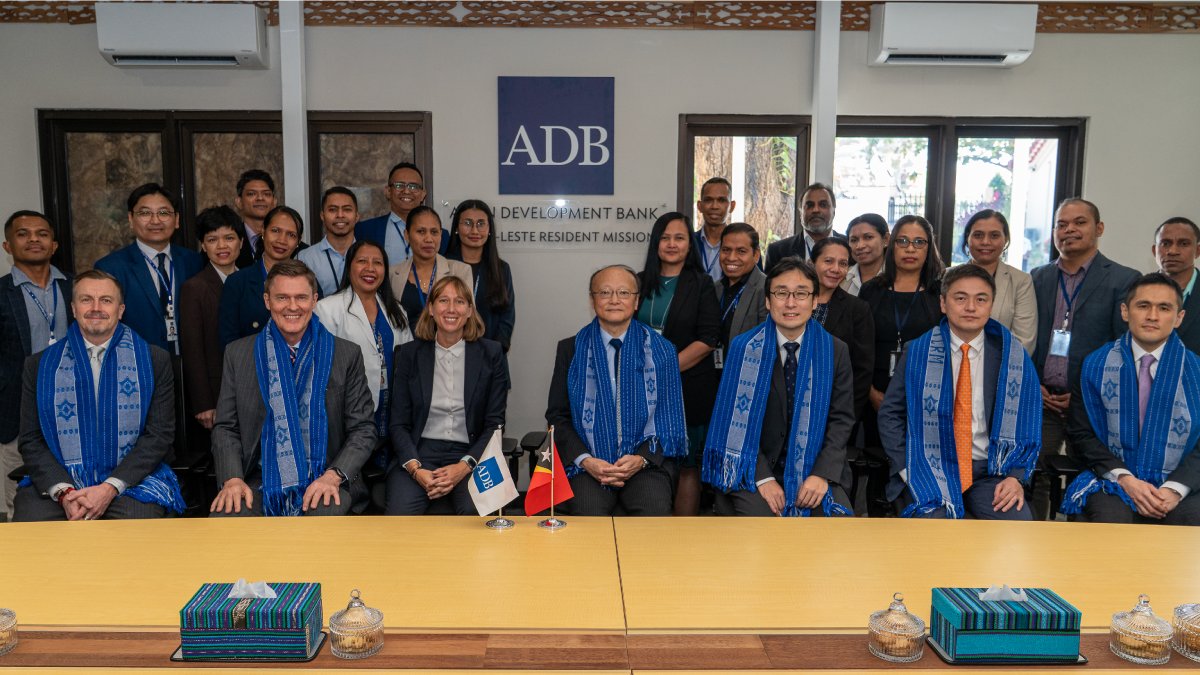 ADBPresident's tweet image. Grateful to our Timor-Leste country team for your dedication and professionalism. As the country moves toward ASEAN membership, your deep local knowledge, agility, and commitment continue to make @ADB_HQ a trusted partner. Your work builds trust, advances partnerships, and…