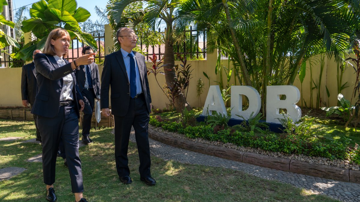 ADBPresident's tweet image. Grateful to our Timor-Leste country team for your dedication and professionalism. As the country moves toward ASEAN membership, your deep local knowledge, agility, and commitment continue to make @ADB_HQ a trusted partner. Your work builds trust, advances partnerships, and…