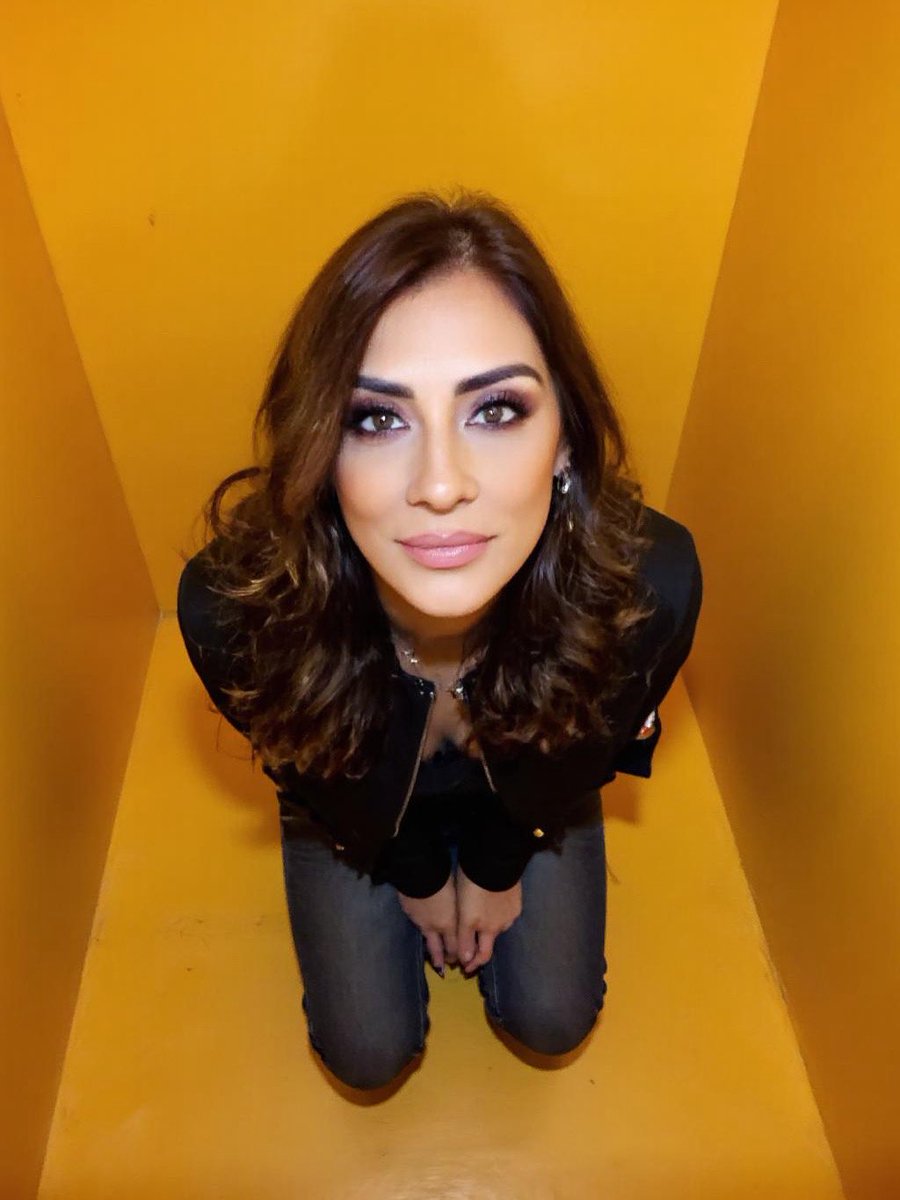 TelevisaFansOF's tweet photo. ¿Te acuerdas de #BigBrotherMx ?
Pues @Azalia7227 fue la tercer expulsada, tiempo después debuta como actriz en #VeloDeNovia ,conductora de #LaOreja y como cantante sacando su sencillo ‘Farsante’
Así luce actualmente después de 23 años...
¿Te gustaría verla de regreso? https://t.co/reHZYj91A8