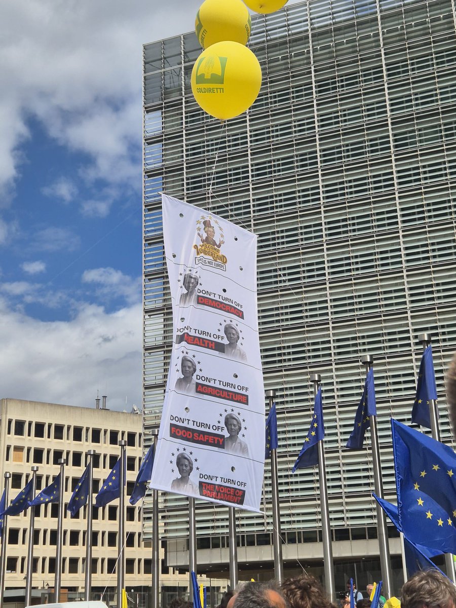 Ve středu vyšli zemědělci opět do bruselských ulic, doprovázeli je poslanci EP ze všech frakcí, snad z výjimkou Zelených. My za Patrioty jsme nechyběli.
Důvod? Šílené návrhy Evropské komise likvidující Společnou zemědělskou politiku a farmy ve všech zemích bez rozdílu a bohužel i
