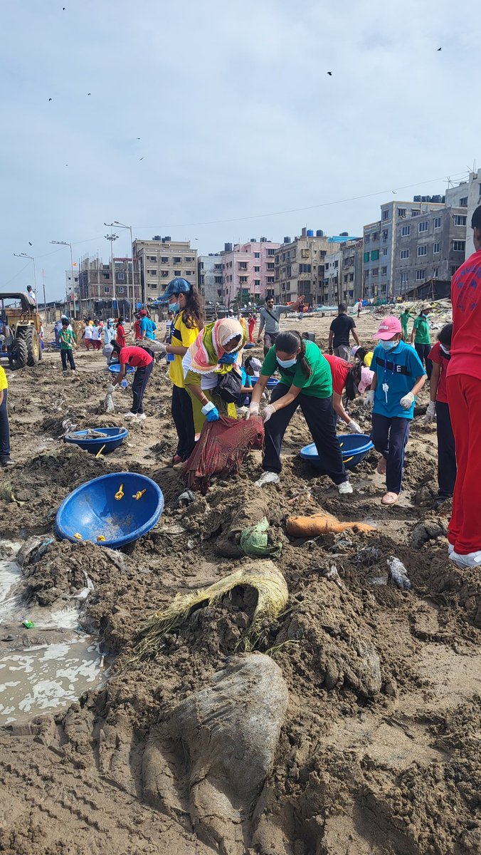 Week 539.

Versova beach cleanup.

Hundreds join to clean the ocean.

40,000 kgs of marine debris plucked out.

Our bit.