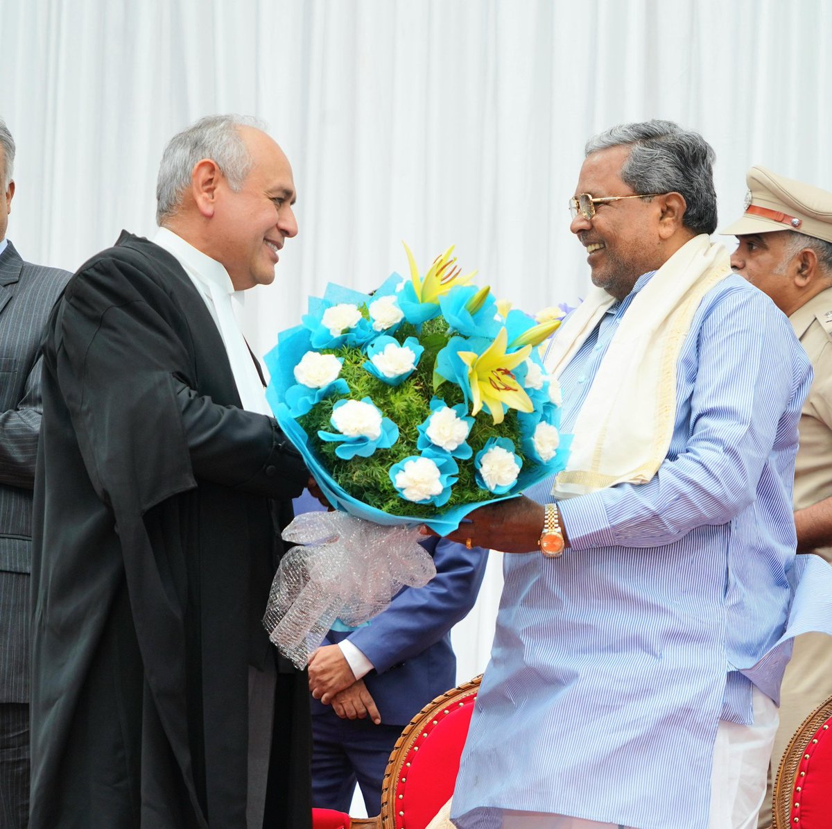 siddaramaiah's tweet photo. ಕರ್ನಾಟಕ ಉಚ್ಛ ನ್ಯಾಯಾಲಯದ ನ್ಯಾಯಮೂರ್ತಿಗಳಾಗಿ ಶ್ರೀ ವಿಭು ಬಖ್ರು ಅವರ ಪ್ರಮಾಣ ವಚನ ಸ್ವೀಕಾರ ಸಮಾರಂಭದಲ್ಲಿ ಪಾಲ್ಗೊಂಡು, ನೂತನ ನ್ಯಾಯಮೂರ್ತಿಗಳಿಗೆ ಶುಭ ಕೋರಿದೆ.

ಗೌರವಾನ್ವಿತ ರಾಜ್ಯಪಾಲರಾದ ಥಾವರ್ ಚಂದ್ ಗೆಹ್ಲೋತ್ ಅವರು ಪ್ರಮಾಣ ವಚನ ಬೋಧಿಸಿದ ಕಾರ್ಯಕ್ರಮದಲ್ಲಿ ಉಪಮುಖ್ಯಮಂತ್ರಿಗಳಾದ ಡಿ.ಕೆ.ಶಿವಕುಮಾರ್, ಸಭಾಪತಿಗಳಾದ ಬಸವರಾಜ ಹೊರಟ್ಟಿ ಸೇರಿದಂತೆ ಹಲವು ಗಣ್ಯರು ಉಪಸ್ಥಿತರಿದ್ದರು.