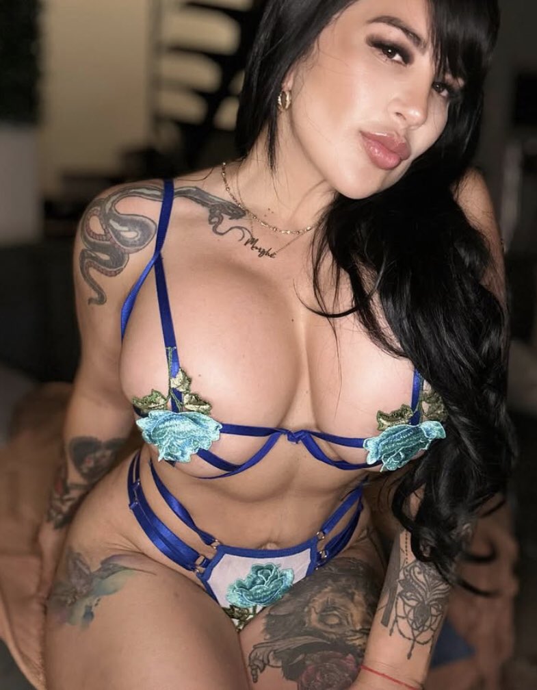 ¿Les gusta como me veo con lencería azul? 🙊