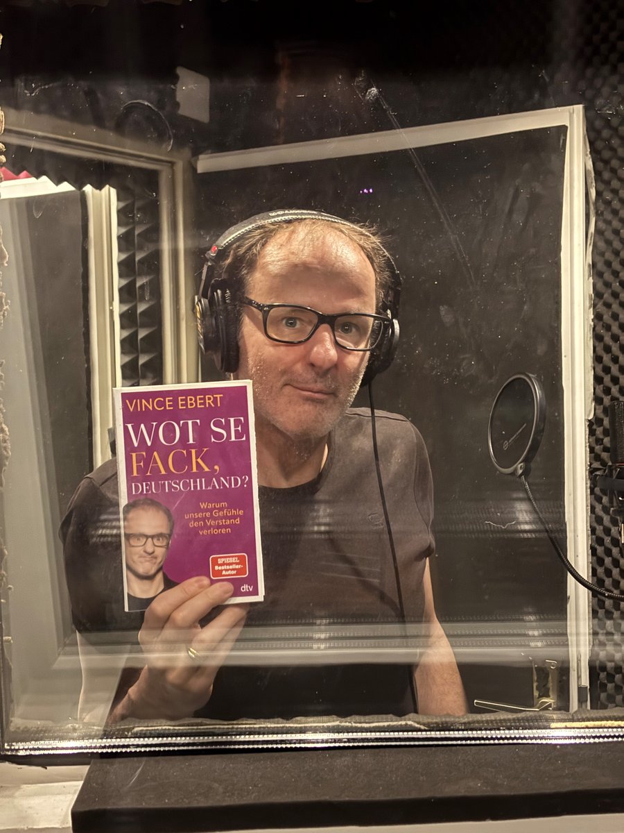 VinceEbert's tweet image. Immer mehr Leute schwören auf Hörbücher. Besonders hinter dem Steuer. Das Bücherlesen während des Autofahrens hat sich komischerweise nie so richtig durchgesetzt.
Deswegen habe ich mich vor einigen Wochen in eine briefmarkengroße Sprecherkabine gesetzt und mein neues Buch "Wot Se…