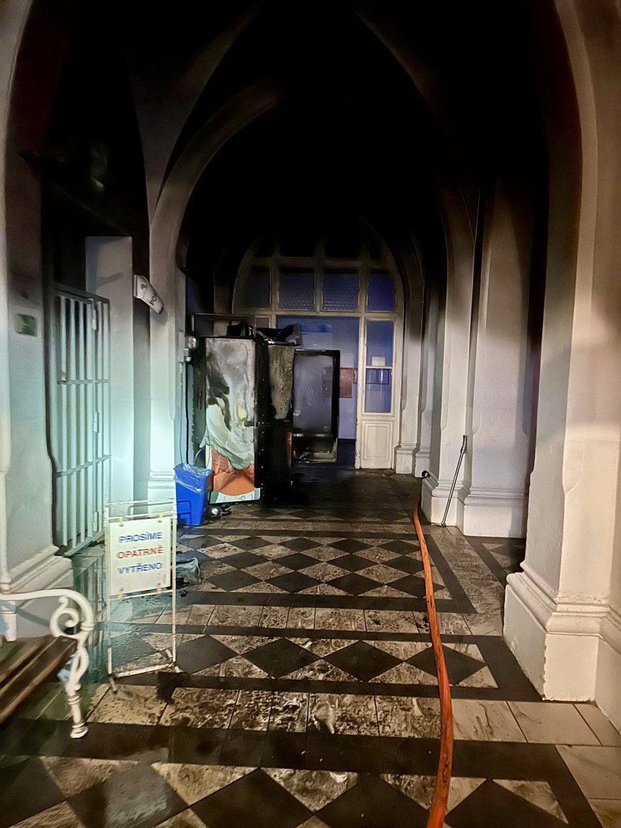JirkaForman's tweet photo. Co je to za zrudy, ktere v porodnici umyslne zapali napojove automaty !!!!!! 

Nekdy bych skutecne obnovil trest smrti ! 

Foto HZS Praha https://t.co/t9j97qF6lQ
