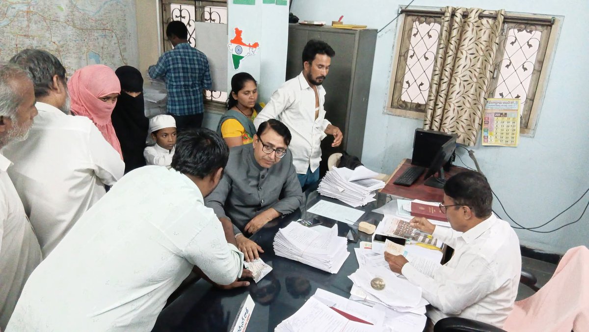 amjedmbt's tweet image. Amjed Ullah Khan (Spokesman) MBT visited Civil Supplies Office (Circle-1) Malakpet and met Assistant Supply Officer (ASO-1) and other staff of Civil Supply Department.Mr Khan also met many people waiting there with their problems and spoke with ASO Circle-1 to take note…
