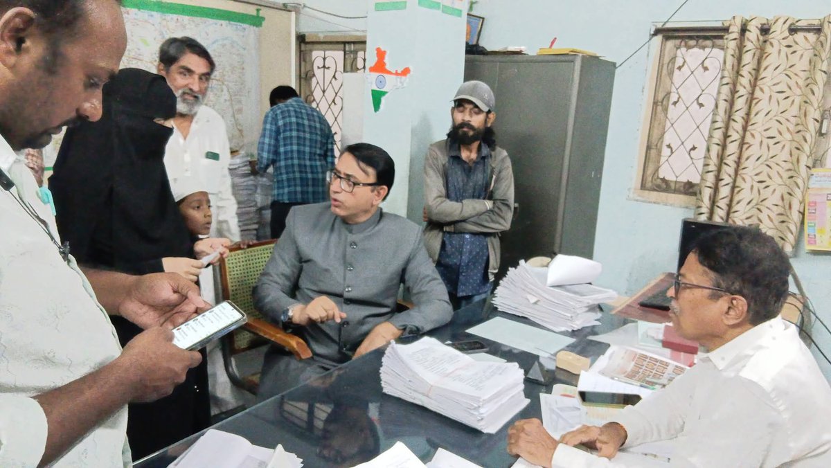 amjedmbt's tweet image. Amjed Ullah Khan (Spokesman) MBT visited Civil Supplies Office (Circle-1) Malakpet and met Assistant Supply Officer (ASO-1) and other staff of Civil Supply Department.Mr Khan also met many people waiting there with their problems and spoke with ASO Circle-1 to take note…