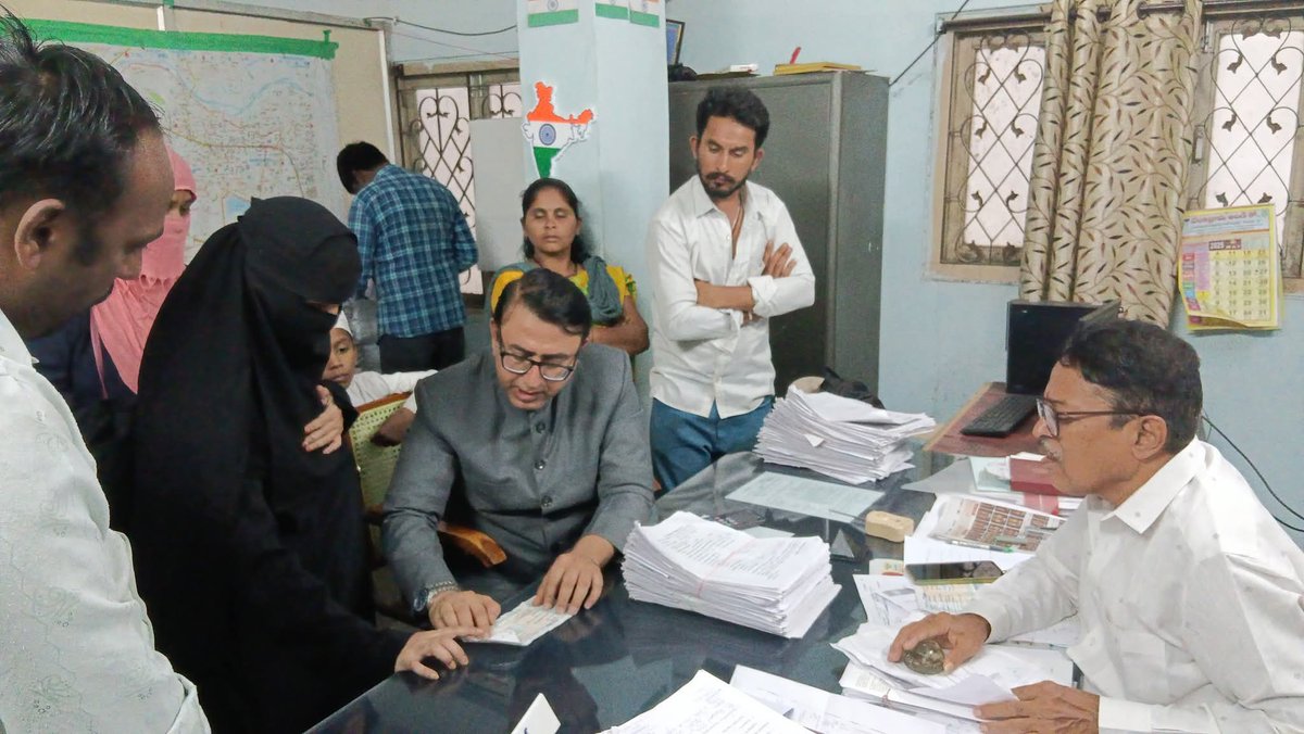 amjedmbt's tweet image. Amjed Ullah Khan (Spokesman) MBT visited Civil Supplies Office (Circle-1) Malakpet and met Assistant Supply Officer (ASO-1) and other staff of Civil Supply Department.Mr Khan also met many people waiting there with their problems and spoke with ASO Circle-1 to take note…