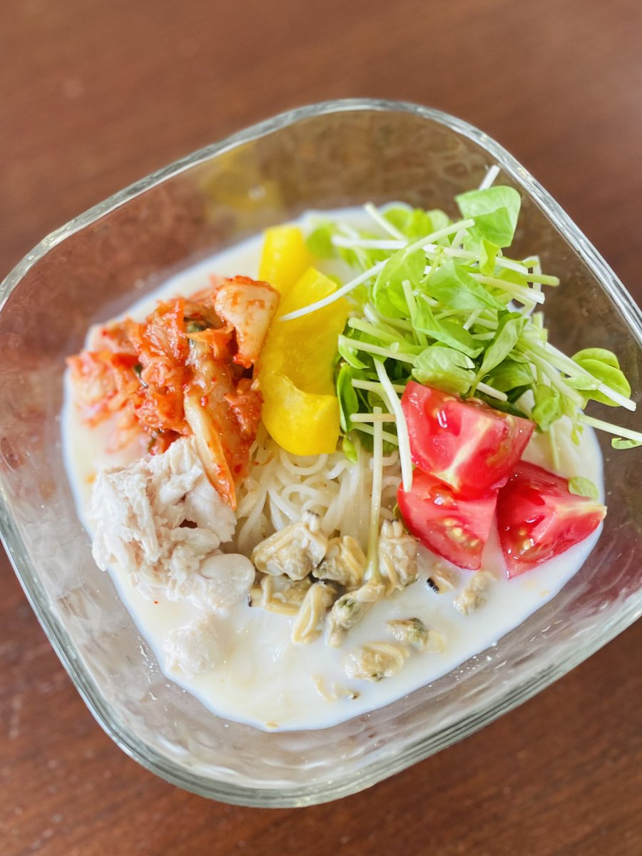 おそようございます。
今日は昨日の残りご飯で炒飯、豚肉キャベツ椎茸のスープ、キウイ、牛乳でした。
昨日作った1日分の鉄分が摂取できる「アサリ缶と豆乳の韓国風冷そうめん」、オススメです。私は↓のレシピに鶏胸肉とパプリカも入れてみました。今日のお昼にいかが？
smartstudio.jp/column/blog/re…