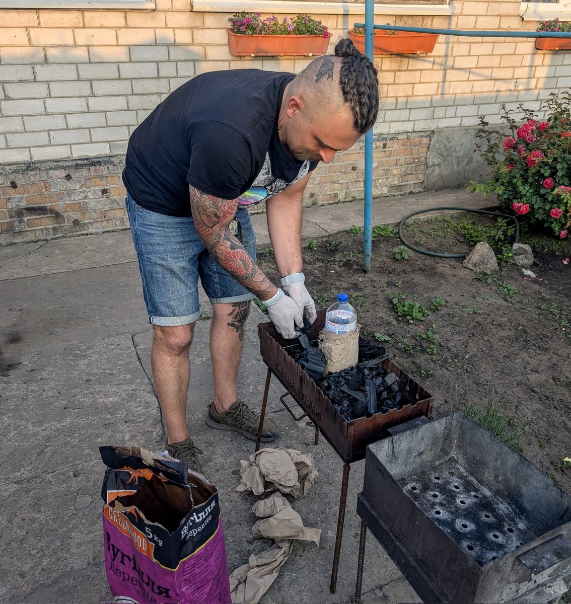 paigeinkansas's tweet image. I told Kostya that Kansas City has the best BBQ in the world. So he bought 800lbs of meat and proved me wrong. 😏🇺🇦🥩