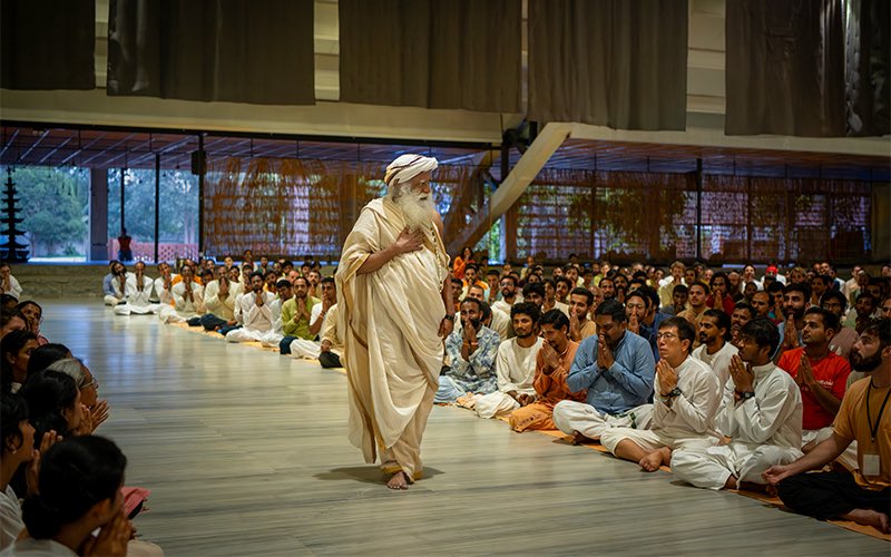 SadhguruJV's tweet image. If your humanity is dead, you need a lot of morality. If your humanity is alive and overflowing, you will naturally do the best for yourself and everyone around you. #SadhguruQuotes
