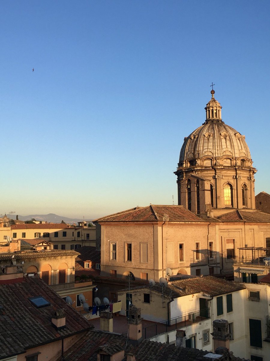 Mi manca quella meravigliosa luce dorata, mentre il sole tramonta a #Roma 🤍

San Carlo ai Catinari