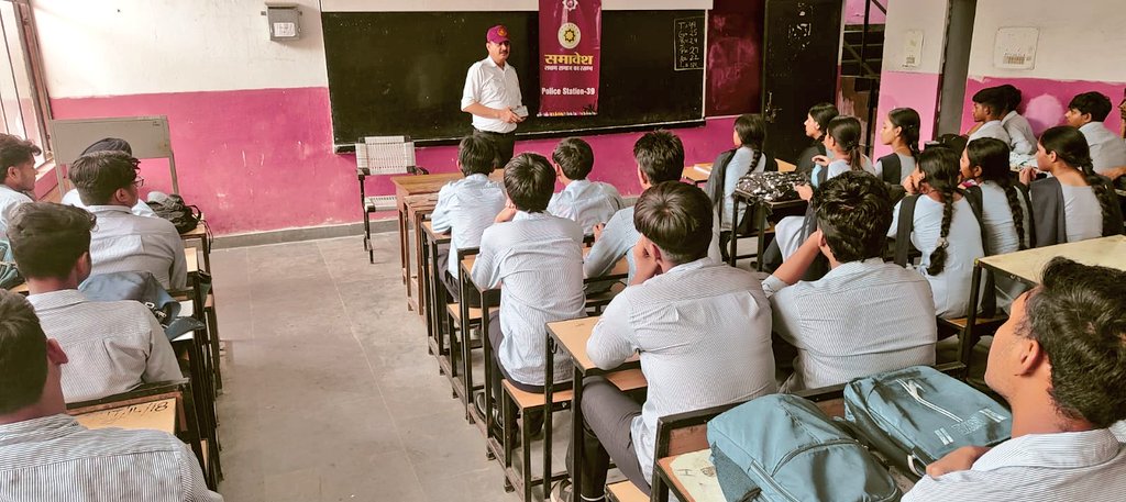 Samavesh_ChdPol's tweet photo. 🚨 EMPOWERING YOUTH!

@ChdPol PS-39 #Samavesh officials held an awareness session on Drug Abuse &amp; Discipline at Govt. Sr. Sec. School, Sec-37. 60+ students (Class 9–12) participated &amp; took the Say No to Drugs pledge.

Say YES to dreams, NO to drugs!

#YouthForChange
#WeCareForYou https://t.co/bZ6ehw0RlE