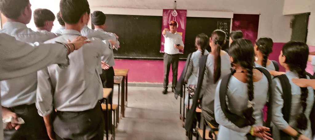 Samavesh_ChdPol's tweet photo. 🚨 EMPOWERING YOUTH!

@ChdPol PS-39 #Samavesh officials held an awareness session on Drug Abuse &amp; Discipline at Govt. Sr. Sec. School, Sec-37. 60+ students (Class 9–12) participated &amp; took the Say No to Drugs pledge.

Say YES to dreams, NO to drugs!

#YouthForChange
#WeCareForYou https://t.co/bZ6ehw0RlE