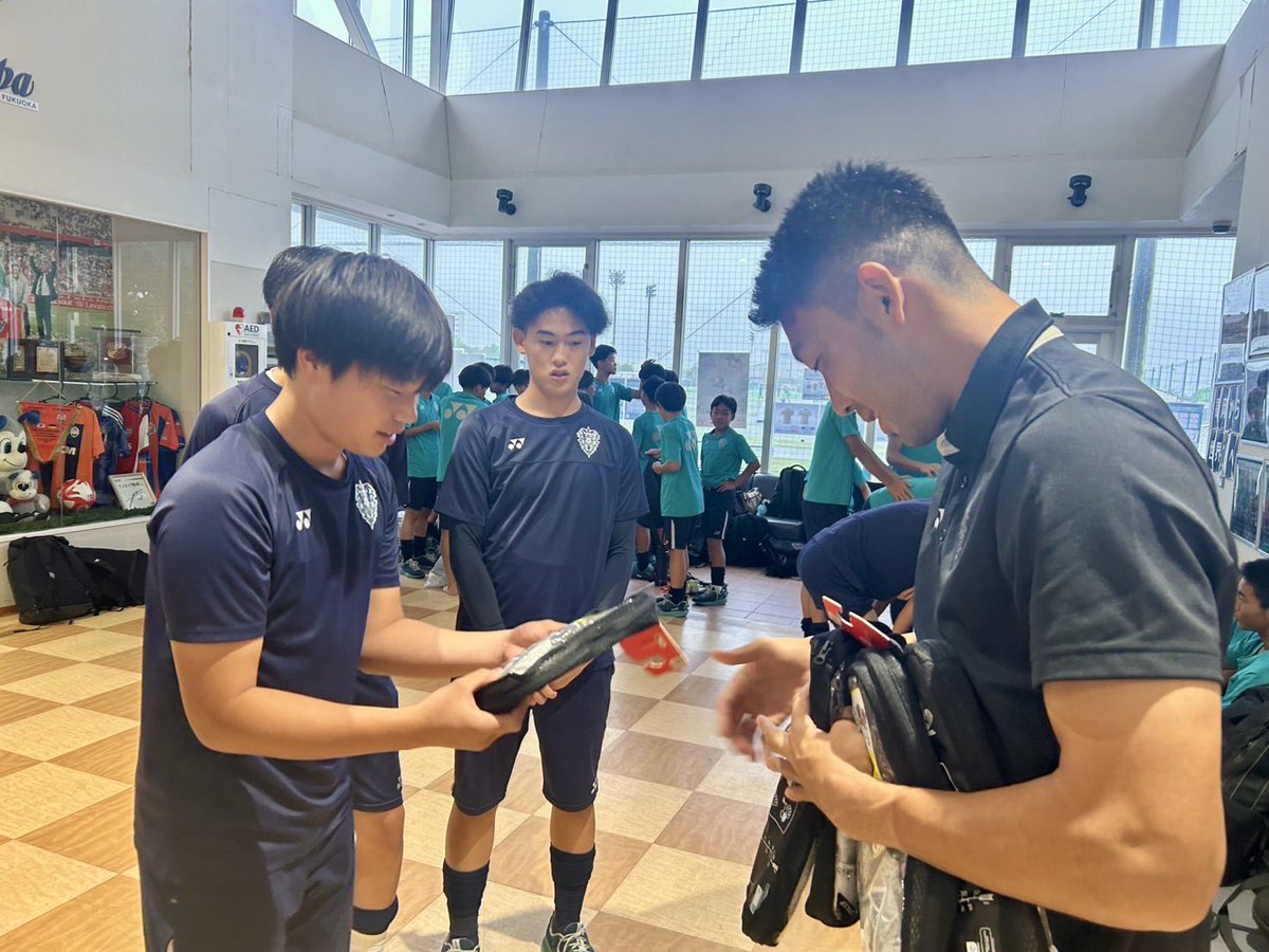 AvispaF_ac's tweet photo. 【物品提供】
 
この度、日本クラブユースサッカー選手権に出場するU-15,U-18の選手たちに、TOPチームの #村上昌謙 選手からキーパーグローブをいただきました✨🧤
 
激励の言葉をいただき、全国大会に向けてより一層気が引き締まりました💪
 
#アビスパ福岡アカデミー https://t.co/6hkVibuvdY