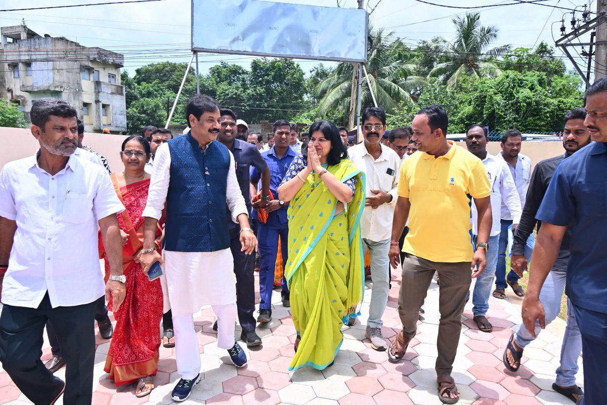 AprajitaSarangi's tweet image. Development is the ONLY Agenda.
Alongwith Sri @PrasantJagdev , Hon'ble MLA, Khordha, we laid the foundation stones of a large number of important roads worth Rs 22 crore in Khordha Municipality area.
These will be constructed in the next 9 months by Roads & Buildings Dept.