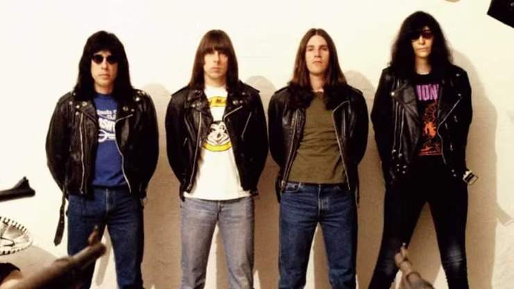 Ramones #Rock🤘
Há 30 anos, os Ramones diziam adeus sem perder a essência: barulho, ironia e atitude até o último acorde. #Punk🤘 "¡Adios Amigos!" teoriacultural.com.br/post/h%C3%A1-3…