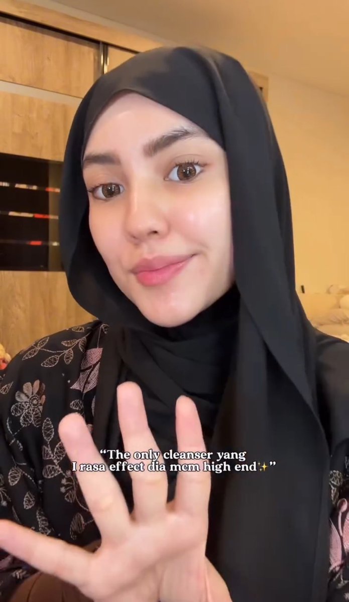 theothermimi_'s tweet photo. Patutlah Dahlia Rizal cakap cleanser ni effect dia macam high-end product. I sendiri dah pakai. Best gilaaa wehhh!! 🙌🏻

Tak padan dengan harga tak sampai RM15 tapi muka dah tak naik jerawat, dah tak kusam 😭😭 https://t.co/rpPOGpuPHL