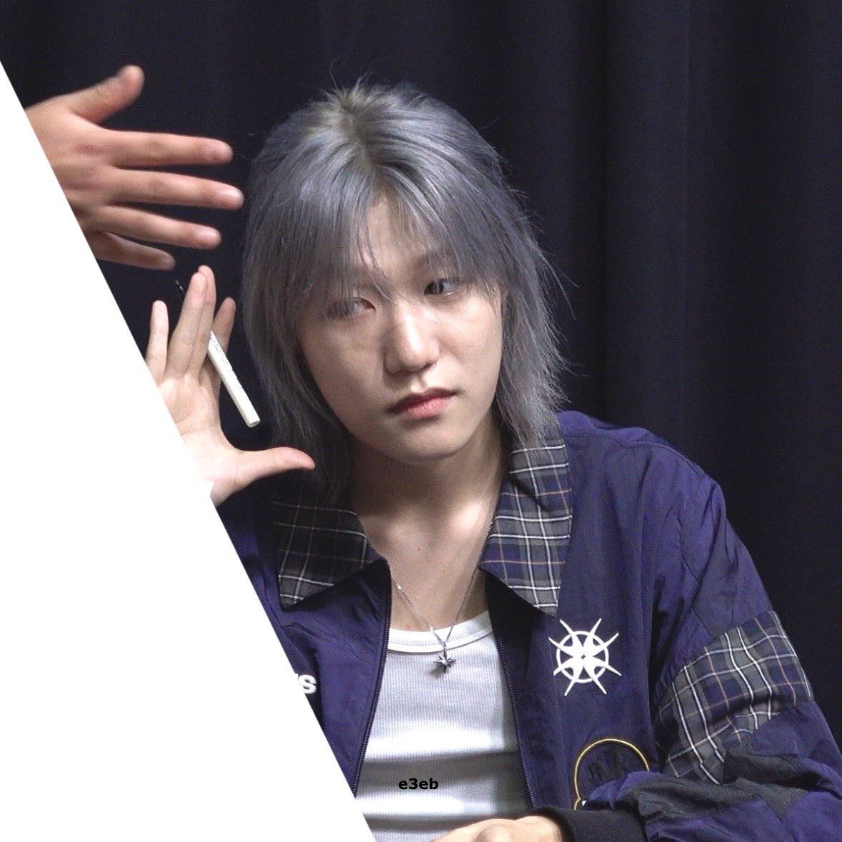 theoe3eb's tweet image. 종섭이에게 가방 좀 들어줘 라고 부탁하면
연하남의 특기 가방 들어주기 를 보여준다
