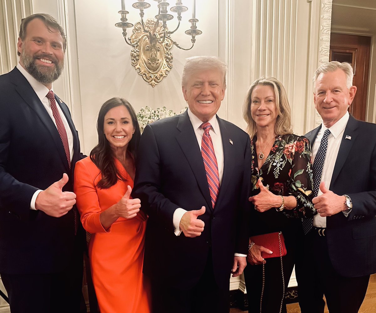 SenKatieBritt's tweet image. Wonderful night at the White House celebrating Working Family Tax Cuts, Border Security Wins, and Energy Dominance with @POTUS, Suzanne, @SenTuberville, and Wesley🇺🇸